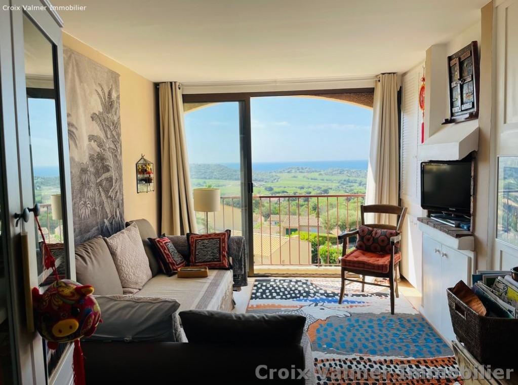 BEL APPARTEMENT AVEC MAGNIFIQUE VUE SUR MER DANS RÉSIDENCE