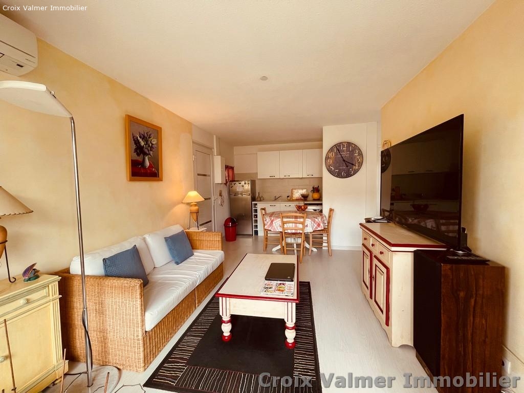 BEL APPARTEMENT DE 2 PIÈCES RÉNOVÉ DANS RÉSIDENCE AVEC PISCINE