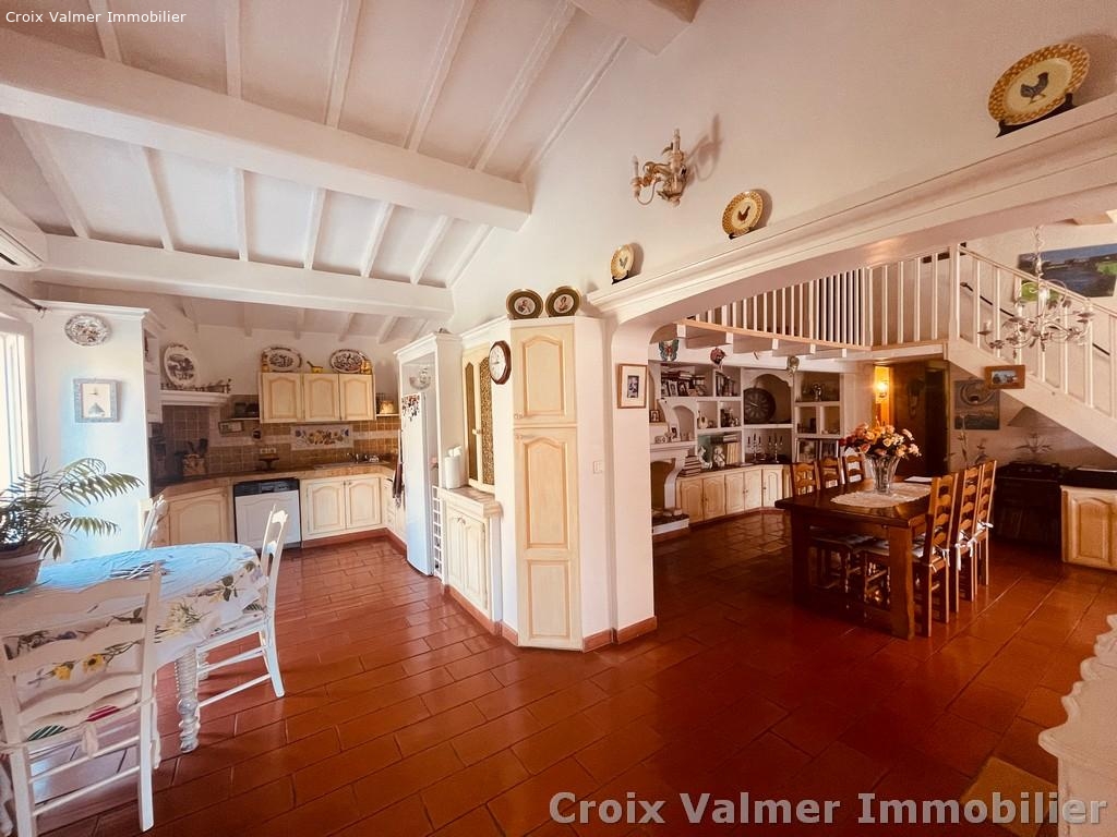 MAISON MITOYENNE SITUÉE DANS ZONE ARTISANALE