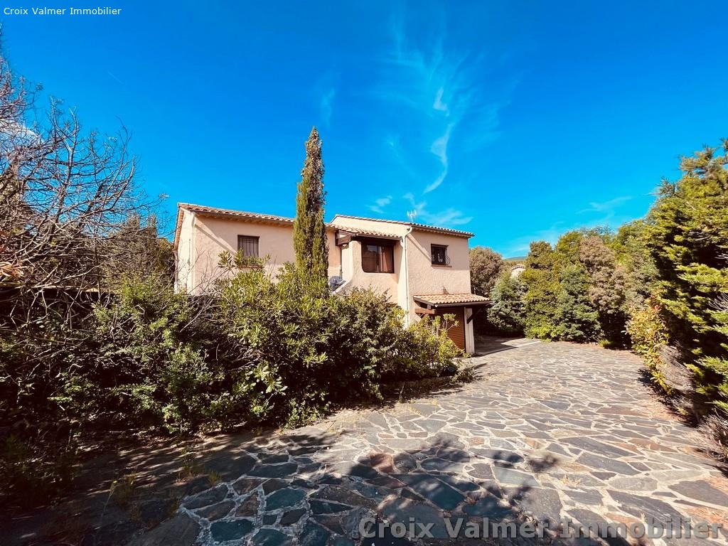 VILLA INDÉPENDANTE À RÉNOVER AVEC BELLE VUE SUR MER